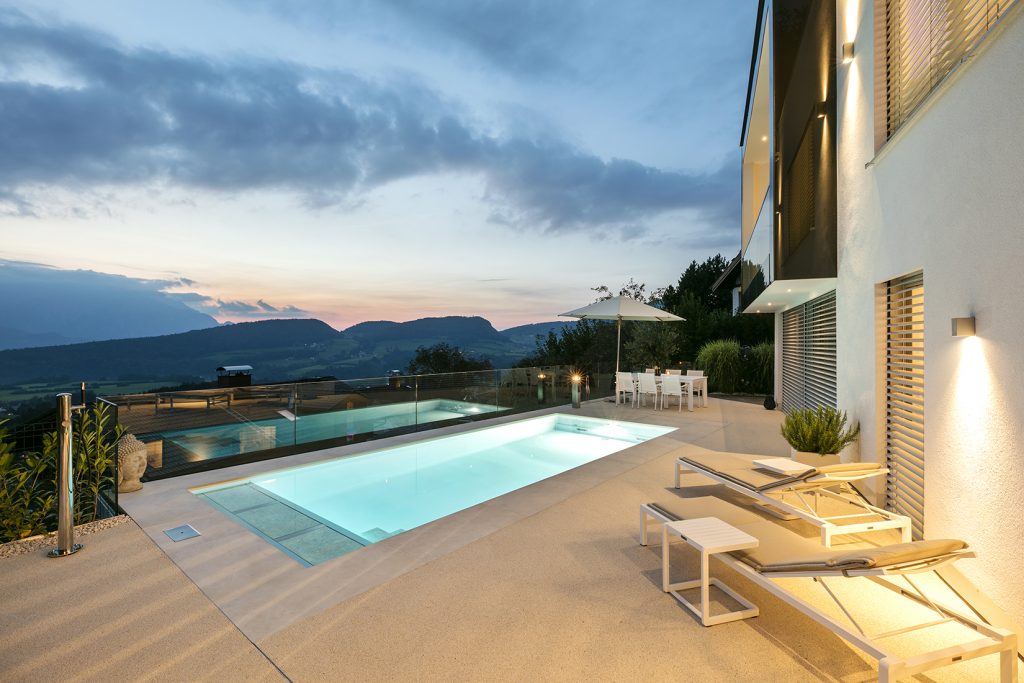 Moderner Swimmingpool aus GFK im Garten – Krieger Pools Niederbayern