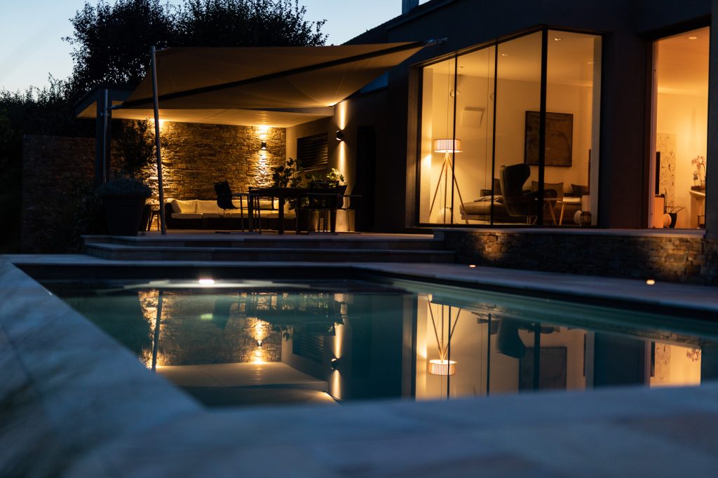 Hochwertiger GFK Pool von Leidenfrost bei Nacht - mit stimmungsvoller Beleuchtung