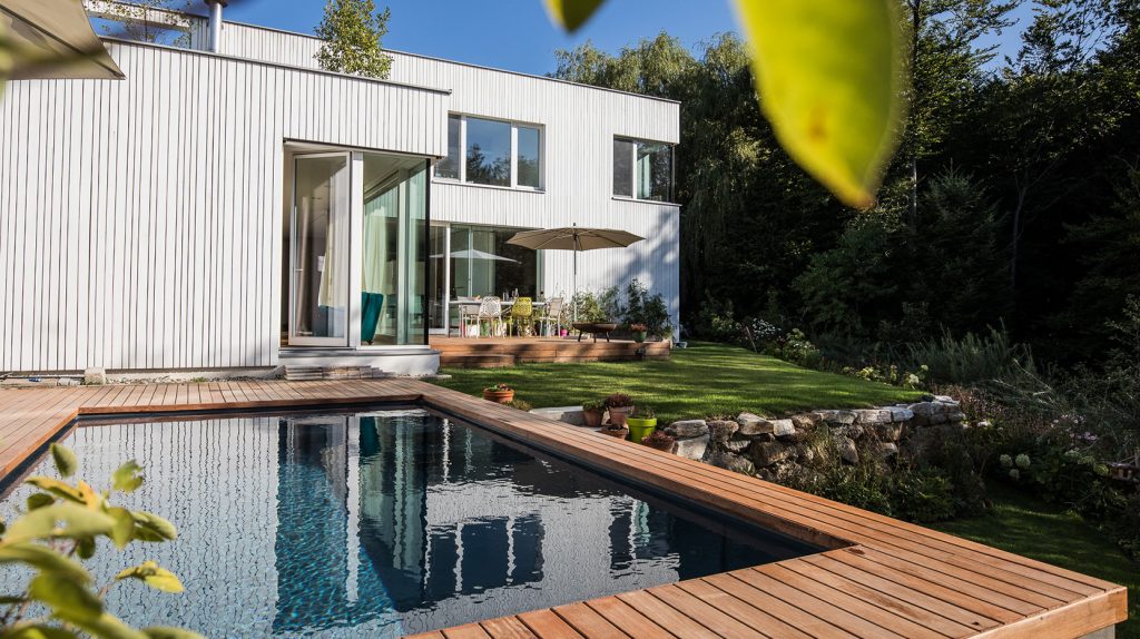 Individuell geplanter Swimmingpool mit Terrasse